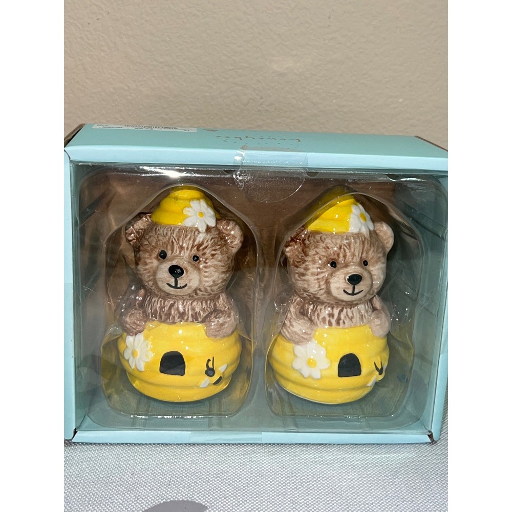 Honeybee Ceramic Bear in Beehive Salt and Pepper Shaker Set Yellow Brown Daisy